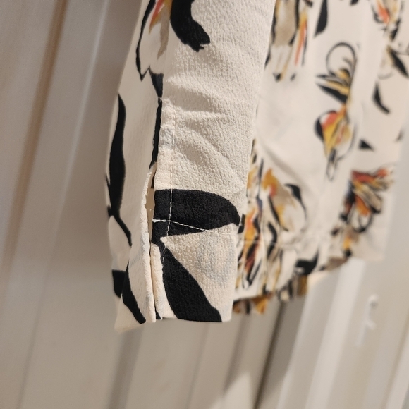 Madison floral print top Women's size small - Picture 4 of 9